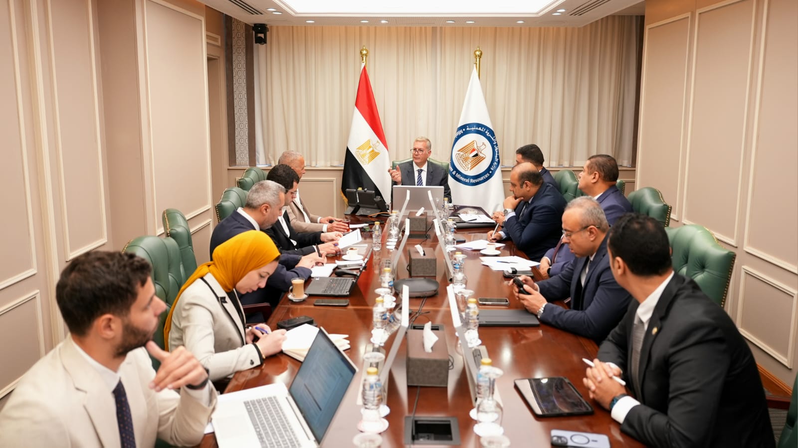 بدوى يبحث مع 