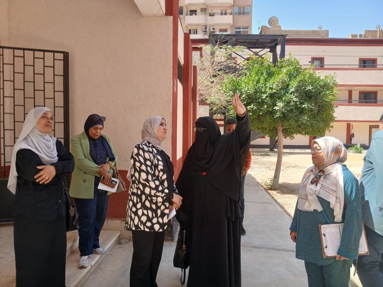 الخولي.. تتفقد جاهزية كاميرات المراقبة إستعداداً للإمتحانات بمدارس السويس