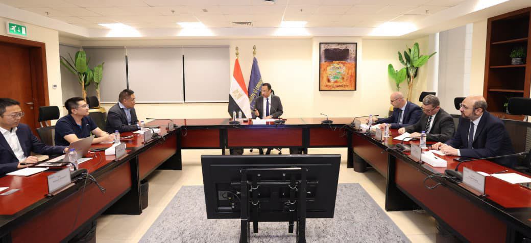 وزير تكنولوجيا المعلومات والاتصال ومسئولي شرف يناقشون توسيع إنتاج الهواتف الذكية في مصر