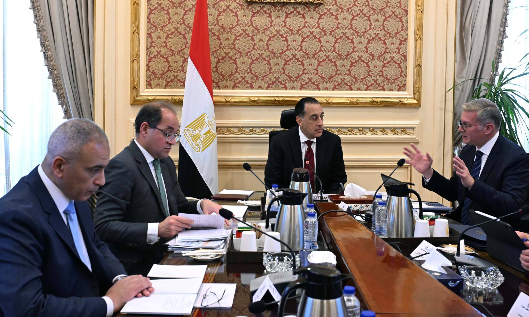 رئيس الوزراء يتابع مع وزيرى المالية والبترول عددًا من ملفات العمل المشترك