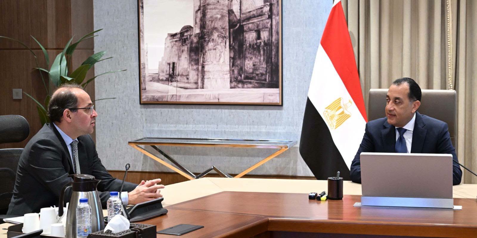 رئيس الوزراء يستعرض مع وزير المالية أبرز النشاطات واللقاءات في اجتماعات صندوق النقد والبنك الدوليين بواشنطن