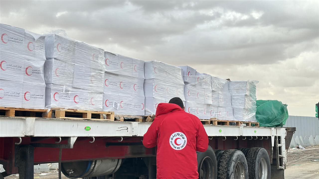 الهلال الأحمر المصري يطلق قافلة «زاد العزة» 187 بحمولة أكثر من 3 آلاف طن من المساعدات