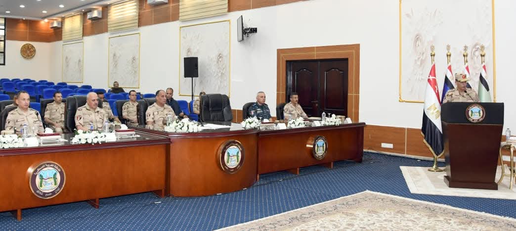 وزير الدفاع يلتقى عدداً من مقاتلى المنطقة الغربية العسكرية