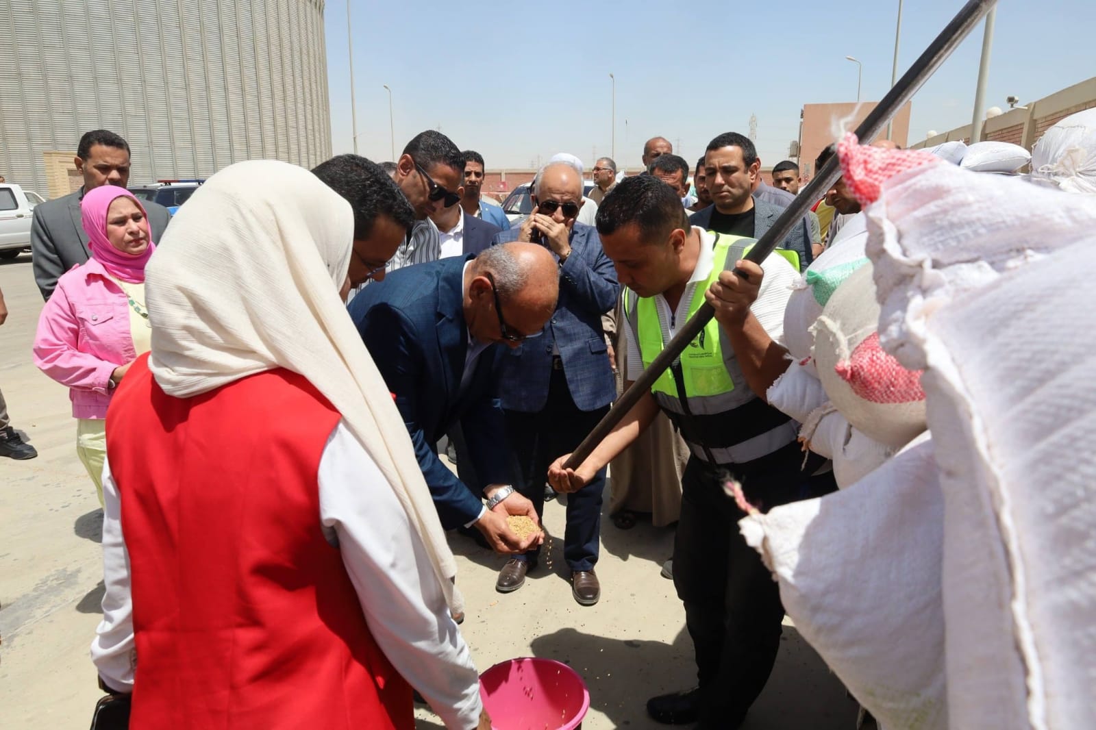 محافظ السويس يتفقد صوامع عتاقة لمتابعة أعمال التخزين وضمان الجودة