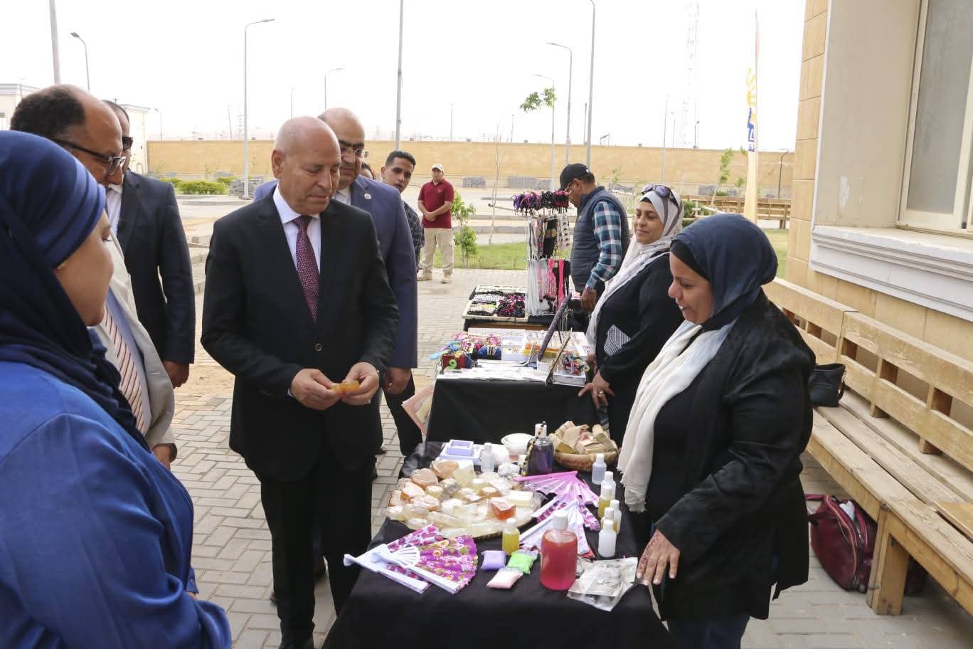 محافظ القاهرة يفتت معرض الحرف التراثية