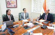 وزير العمل يلتقي وفد شركة 