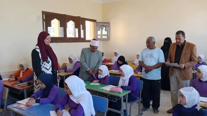 رئيس أزهرية السويس يتابع سير إمتحانات النقل بالمرحلة الإبتدائية