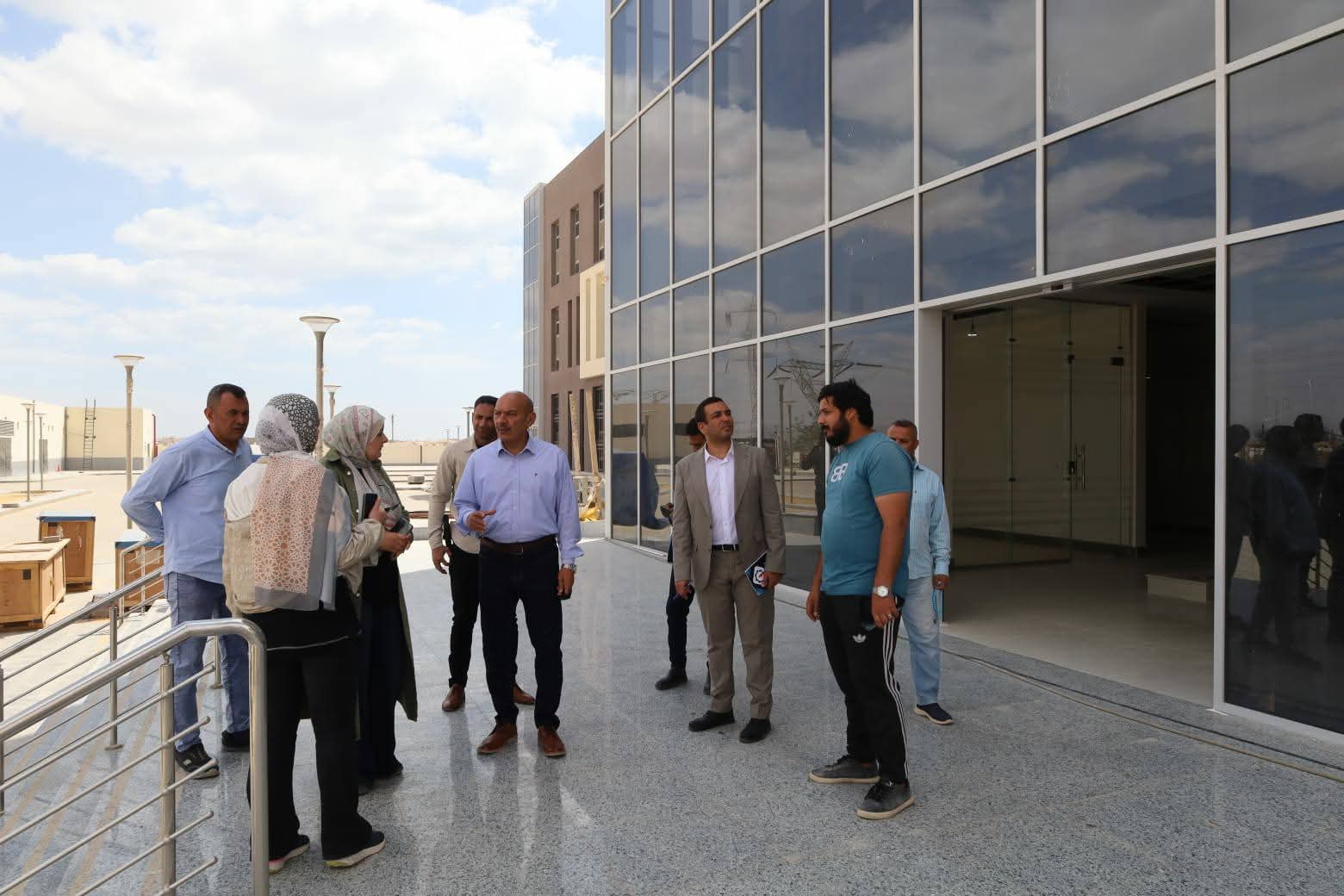 محافظ السويس مشروع مستشفى طوارئ العين السخنة للوقوف على معدلات الإنجاز ونسب التنفيذ