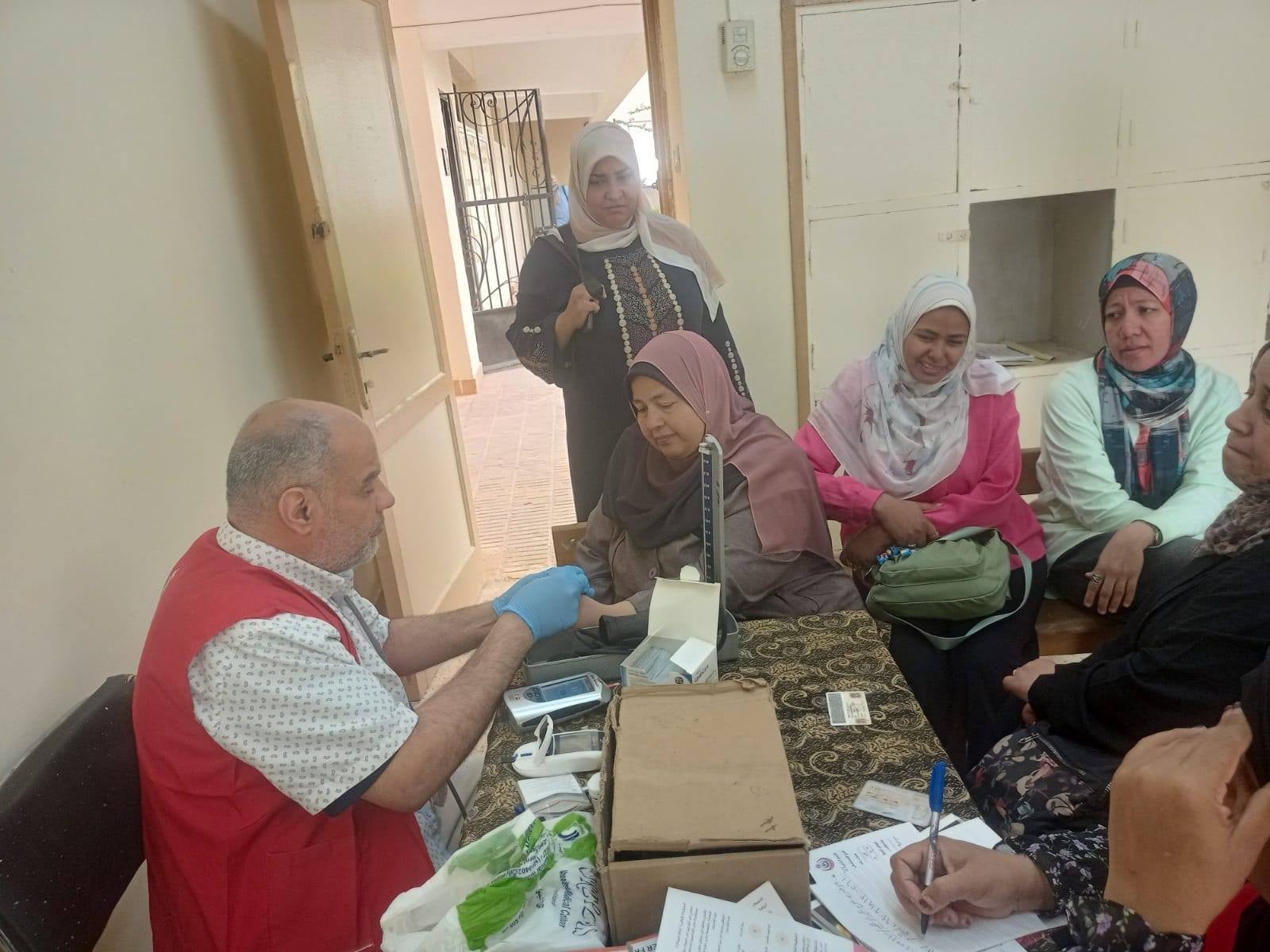 وصول قافلة المبادرات الرئاسية إلي مدرسة