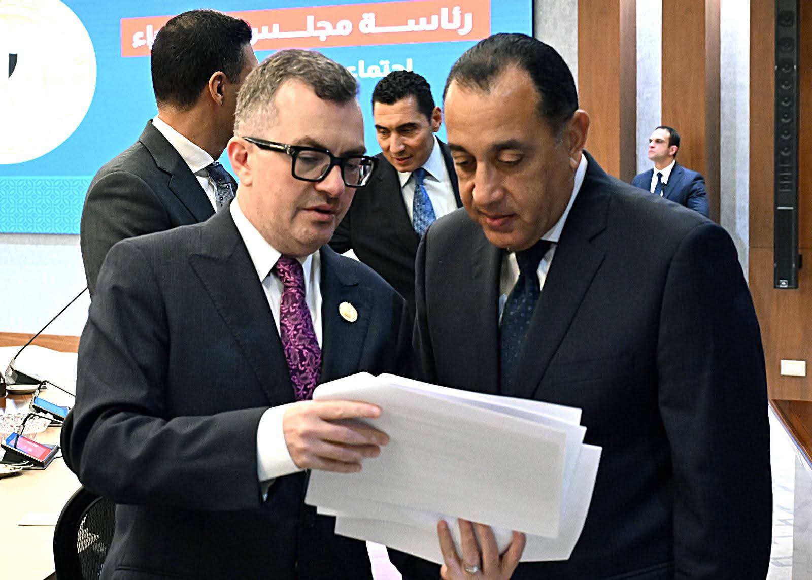 رستم يستعرض النتائج المبدئية لأداء الاقتصاد المصري