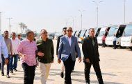 محافظ المنيا يشهد اصطفاف 73 أتوبيسًا أمام المتحف الأتوني