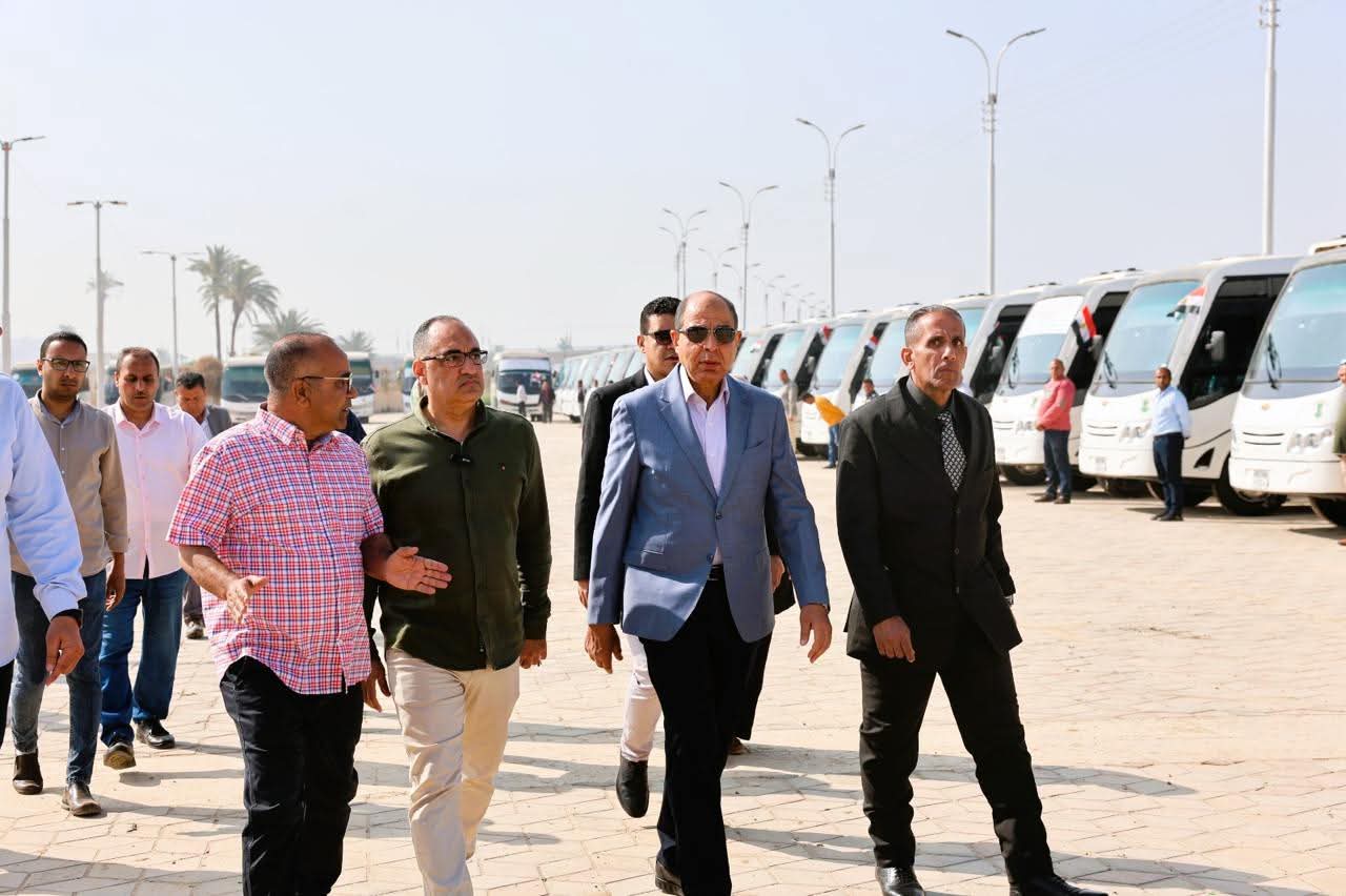 محافظ المنيا يشهد اصطفاف 73 أتوبيسًا أمام المتحف الأتوني