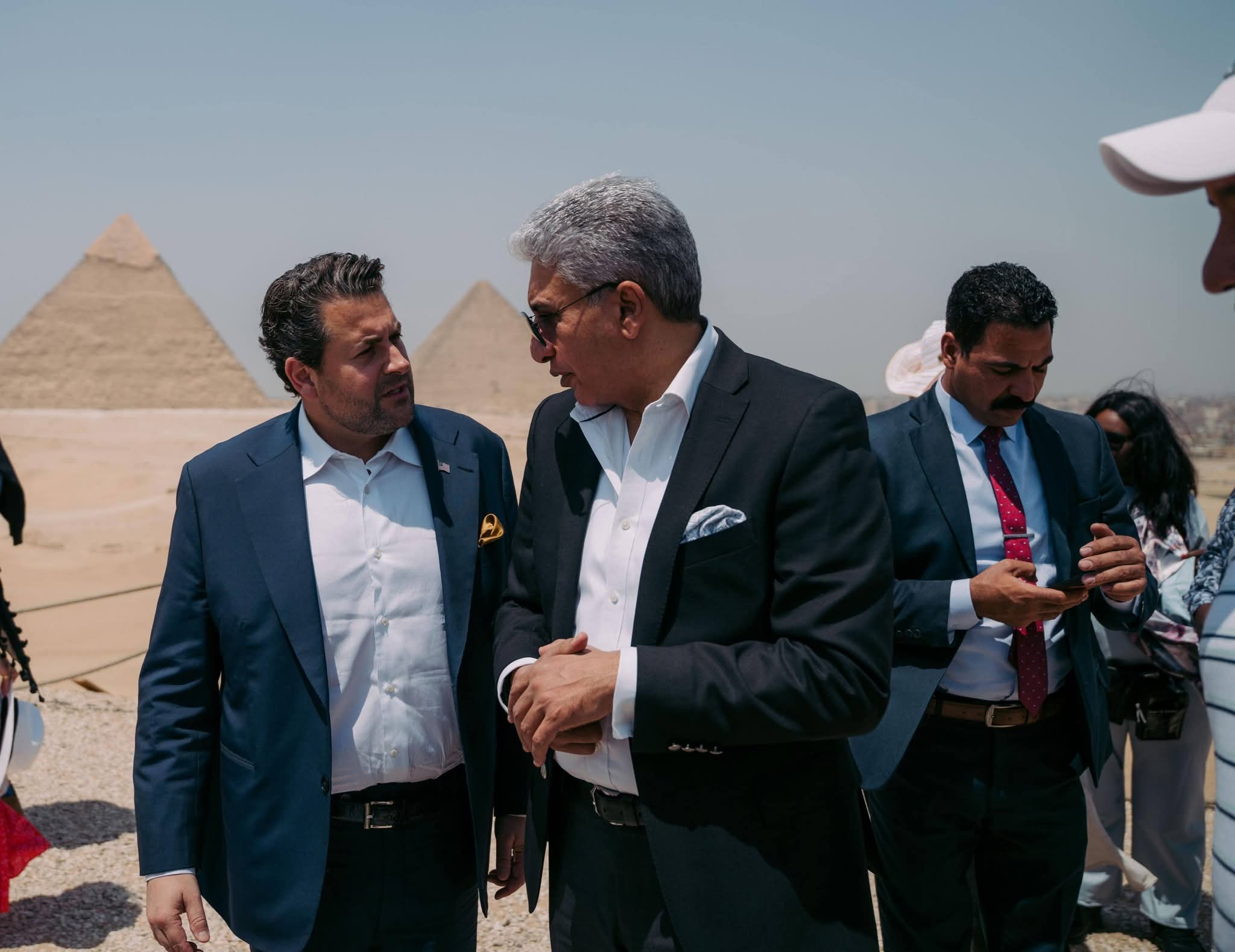 وزير السياحة يلتقي أبرز المشاركين بالفعالية بمنطقة أهرامات الجيزة