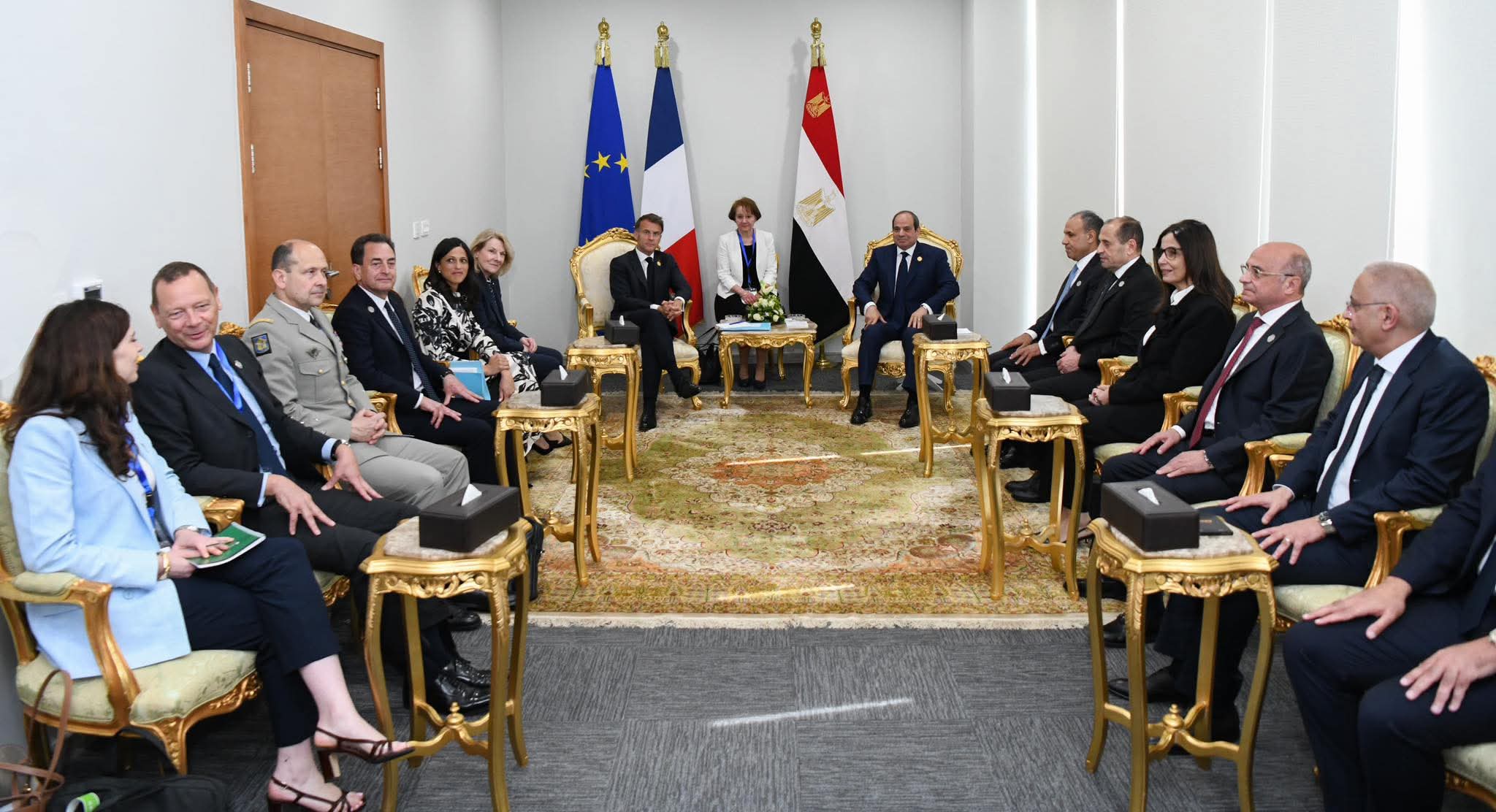 السيسي وماكرون يبحثان تعزيز الشراكة الاستراتيجية وتنسيق المواقف حول قضايا المنطقة وعلى رأسها غزة ولبنان