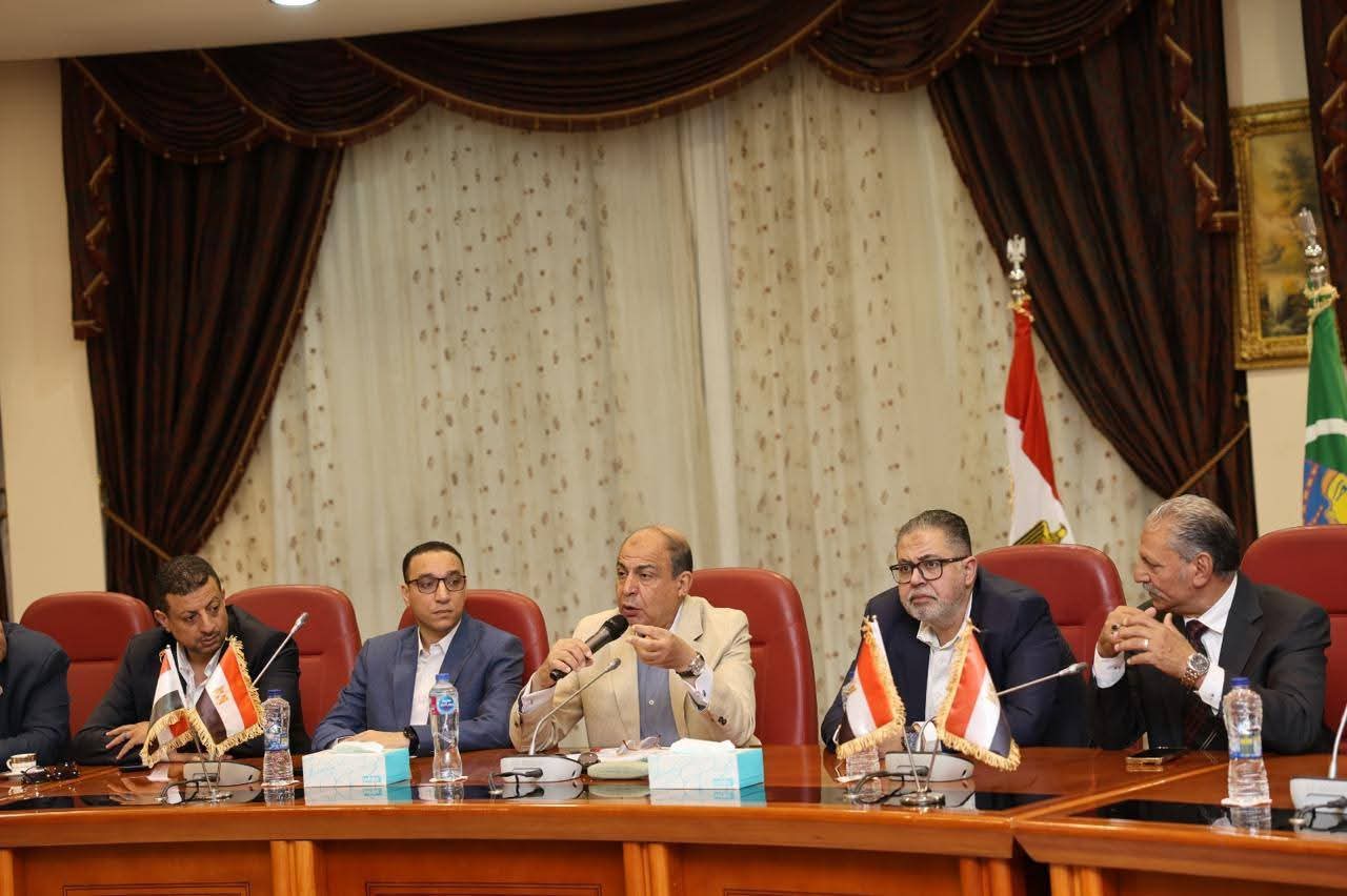 محافظ المنيا يعقد اجتماعًا موسعًا مع أعضاء مجلسي النواب والشيوخ