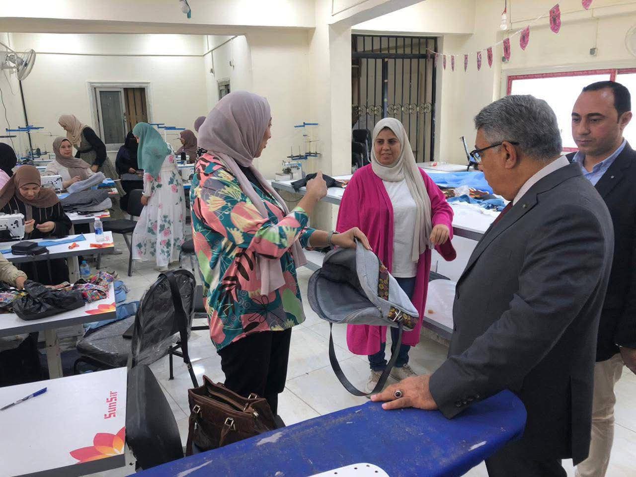 محافظ الدقهلية يتفقد المشاغل والوحدات الإنتاجية التابع للمجلس القومي للمرأة بالمنصورة