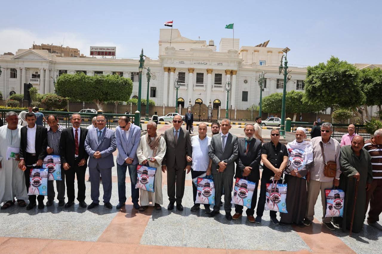 محافظ المنيا يهنئ حجاج الجمعيات الأهلية قبيل سفرهم ويؤكد: أنتم سفراء للوطن في الأراضي المقدسة