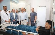 محافظ السويس يتفقد المجمع الطبي لمتابعة حالة مصابي حادث الجناين