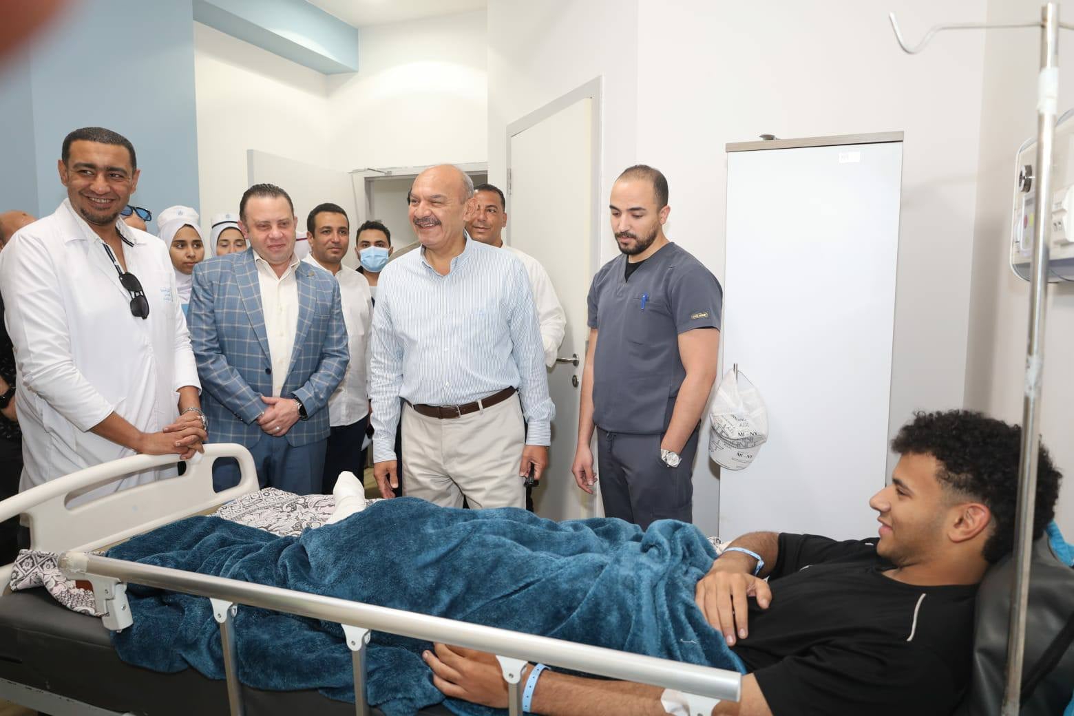 محافظ السويس يتفقد المجمع الطبي لمتابعة حالة مصابي حادث الجناين