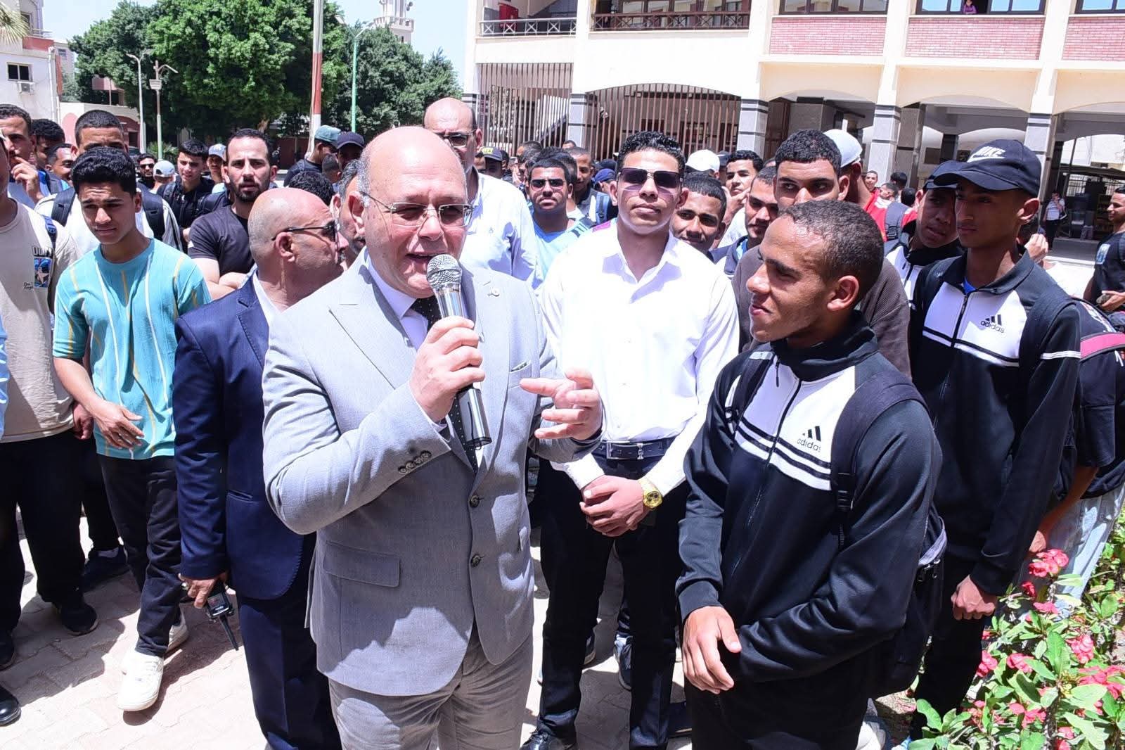 رئيس جامعة سوهاج يشهد «وفرها تنورها» ويشيد بوعيهم في ترشيد الكهرباء