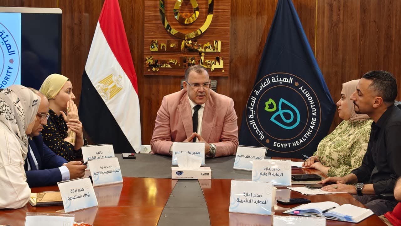 الحفناوى يعقد اجتماعًا موسعًا لمتابعة منظومة الإنتاجية ورفع كفاءة الأداء بالمنشآت الصحية التابعة
