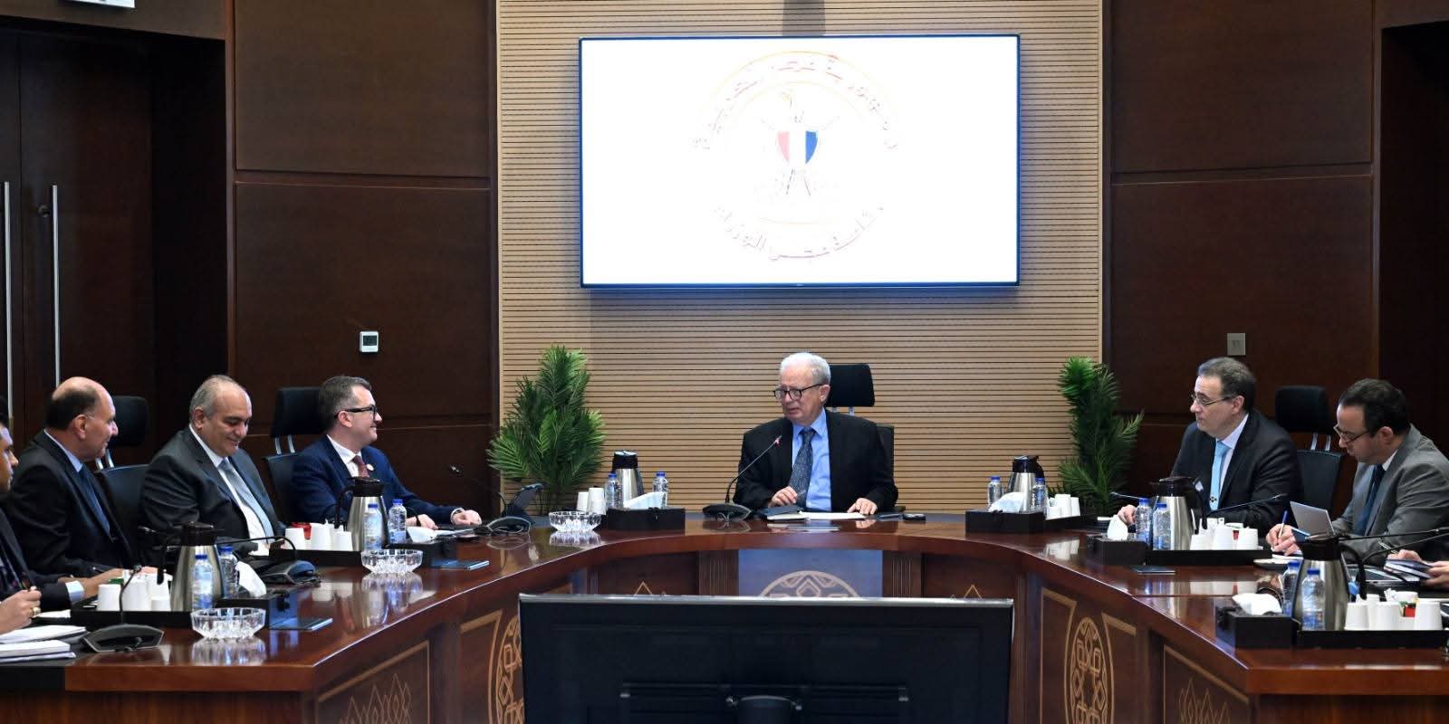 عيسى يترأس الاجتماع الأول للجنة المعنية بتطوير أداء الجهاز الإداري