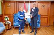 تقديرًا لأمانتهم وإخلاصهم.. محافظ كفرالشيخ يكرم طاقم إسعاف أعاد شيكًا بمليون جنيه