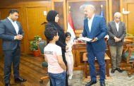 محافظ السويس يوفر لهؤلاء فرص عمل .. وفرش كامل لشقة أحدهم