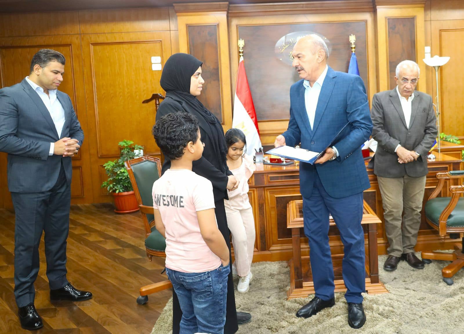 محافظ السويس يوفر لهؤلاء فرص عمل .. وفرش كامل لشقة أحدهم