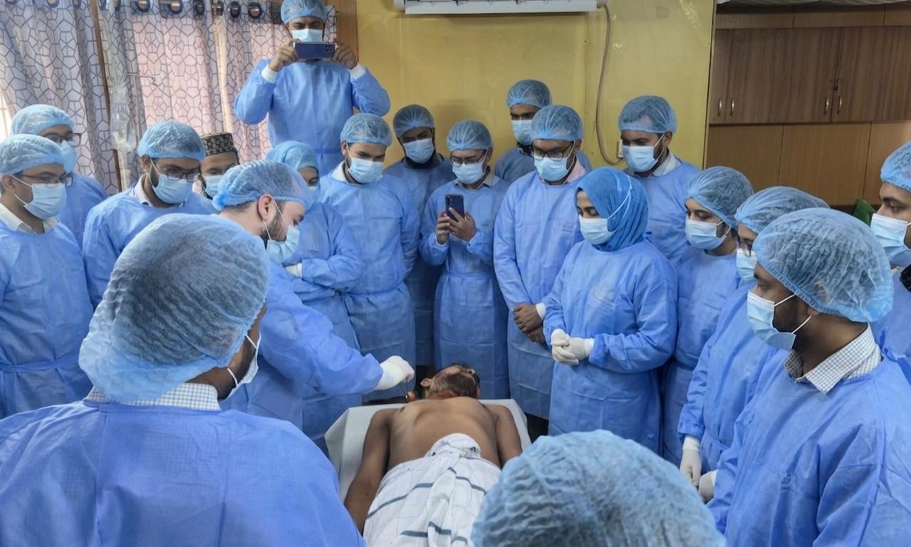 أبو شوشة يدرب أطباء الكلى على أحدث تقنيات التداخلات الكلوية