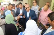 محافظ السويس يطمئن علي اسر ابو عارف في مساكنهم البديلة بمدينتي مبارك والشهداء