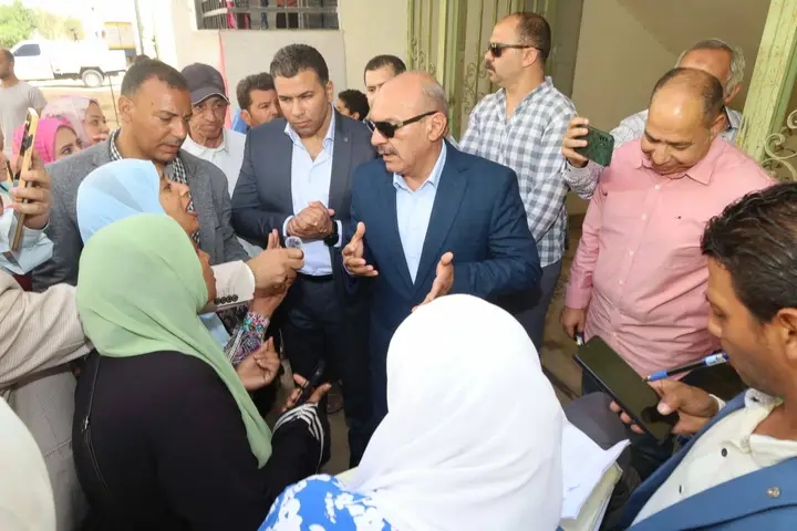 محافظ السويس يطمئن علي اسر ابو عارف في مساكنهم البديلة بمدينتي مبارك والشهداء