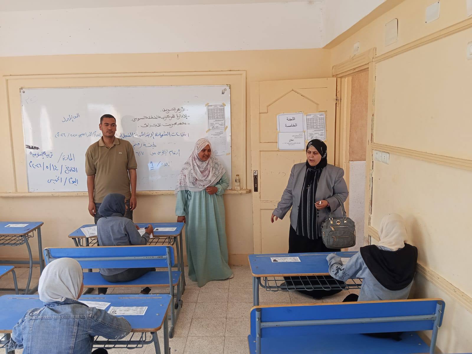 طلاب الأزهر بالسويس يؤدون إمتحانات اليوم الثاني في مادتي التربية الإسلامية وأصول الدين