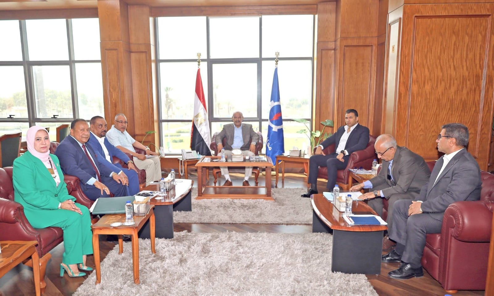 محافظ السويس يلتقي أعضاء مجلسي النواب والشيوخ لبحث مطالب المواطنين