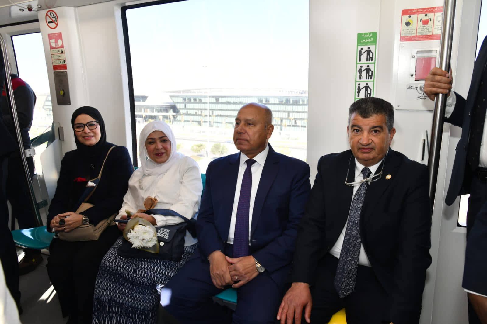 وزير النقل يستقل قطار المونوريل حتى محطة الحي الحكومي بالعاصمة الجديدة