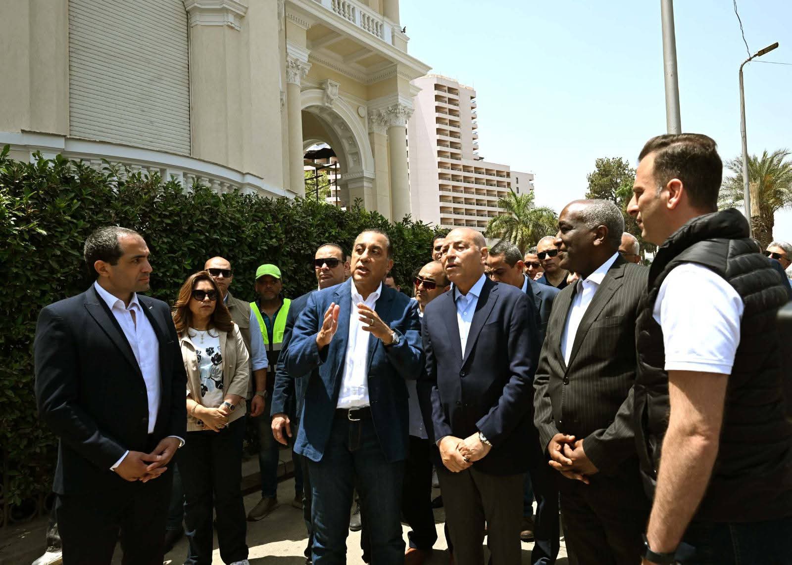 رئيس الوزراء يتفقد مشروع رفع كفاءة الواجهات الخارجية والموقع العام لقصر التحرير