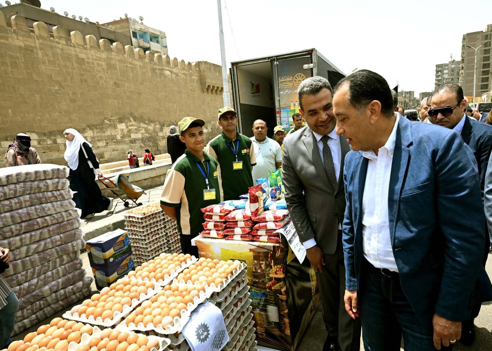 رئيس الوزراء يتفقد معرض 