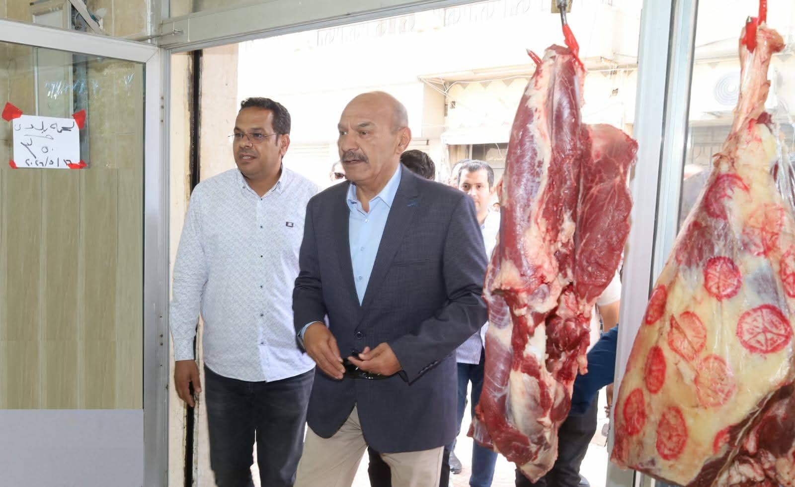 محافظ السويس يتفقد محلات دلتا ماركت بحي السويس للتأكيد على توافر اللحوم البلدية