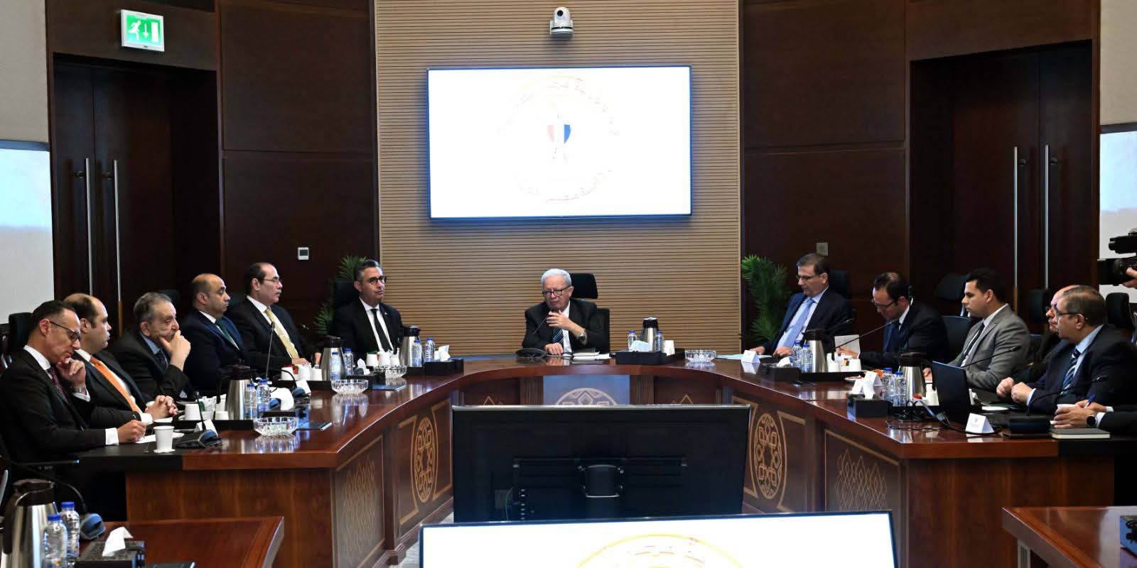 عيسى يتابع موقف زيادة الاحتياطي الاستراتيجي من السلع الغذائية