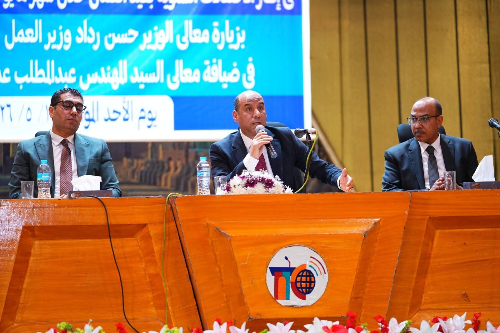 وزير العمل يسلم ماكينات تفصيل وخياطة لخريجات التدريب المهني بالأقصر لدعم المشروعات الصغيرة..