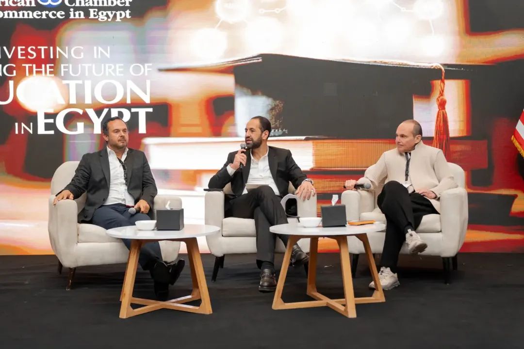 من يتولى تدريس المناهج الجديدة؟