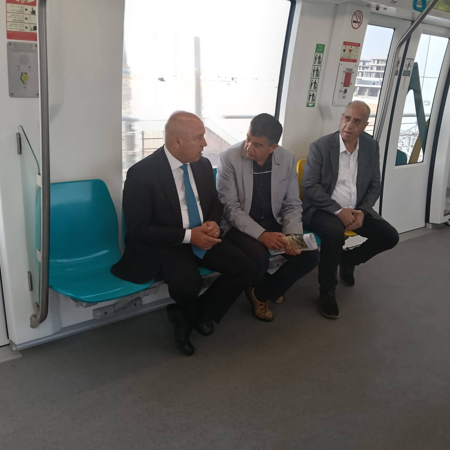 وزير النقل يستقل المونوريل من محطة المستثمرين بالقاهرة الجديدة متوجها الى مقر عمله بالعاصمة الجديدة