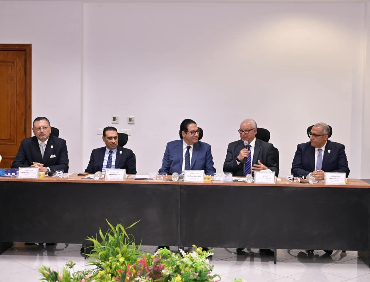 انعقاد مجلس كلية الصيدلة داخل مصنع إنتاج دوائي لتعزيز الربط بين التعليم والصناعة