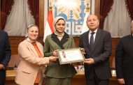 محافظ القاهرة يكرم  طالبة بالصف الثاني الثانوي