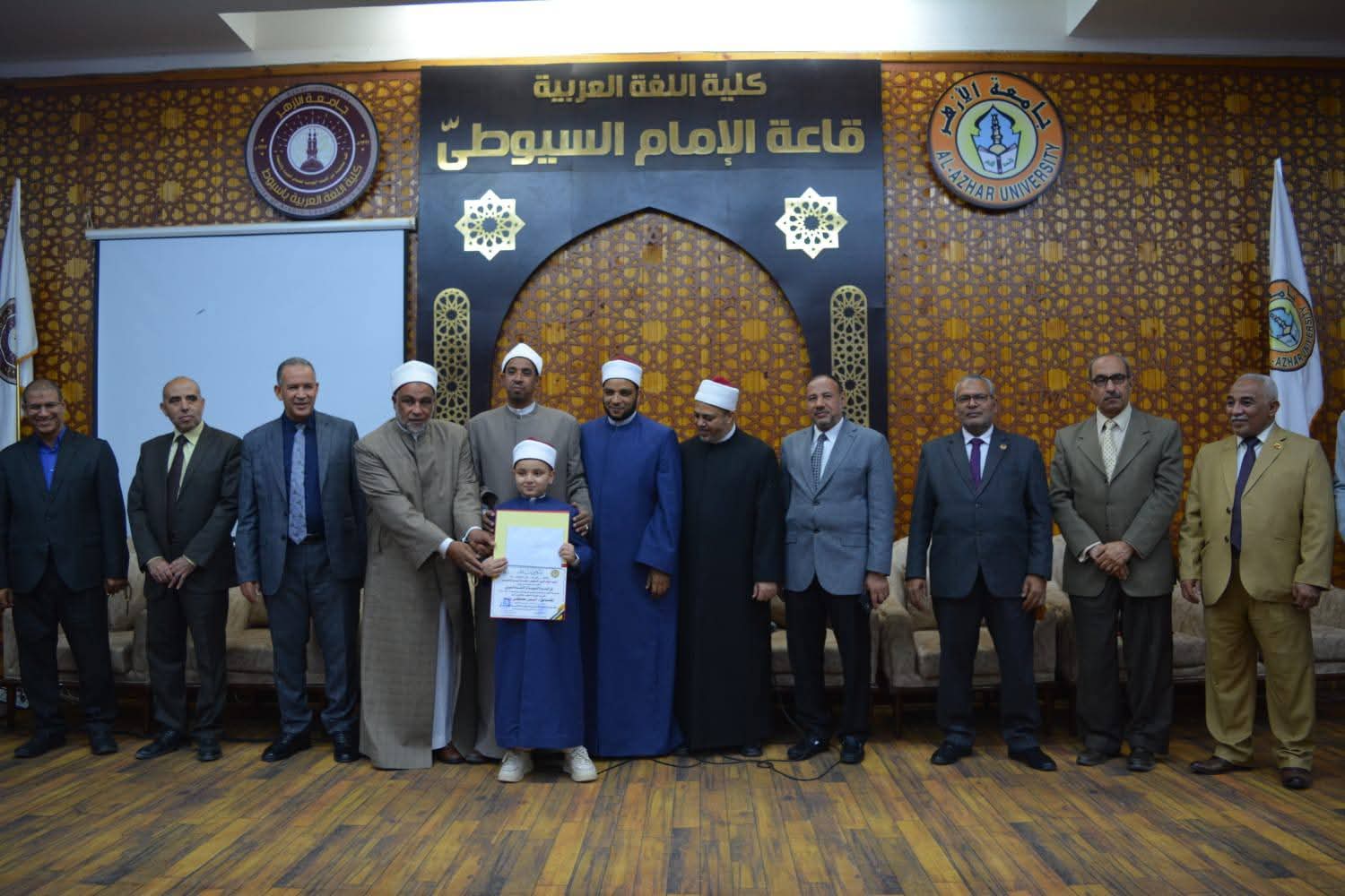 نائب رئيس جامعة الأزهر للوجه القبلي يسلم جوائز الفائزين في مسابقة السيرة النبوية والإنشاد الديني بأسيوط