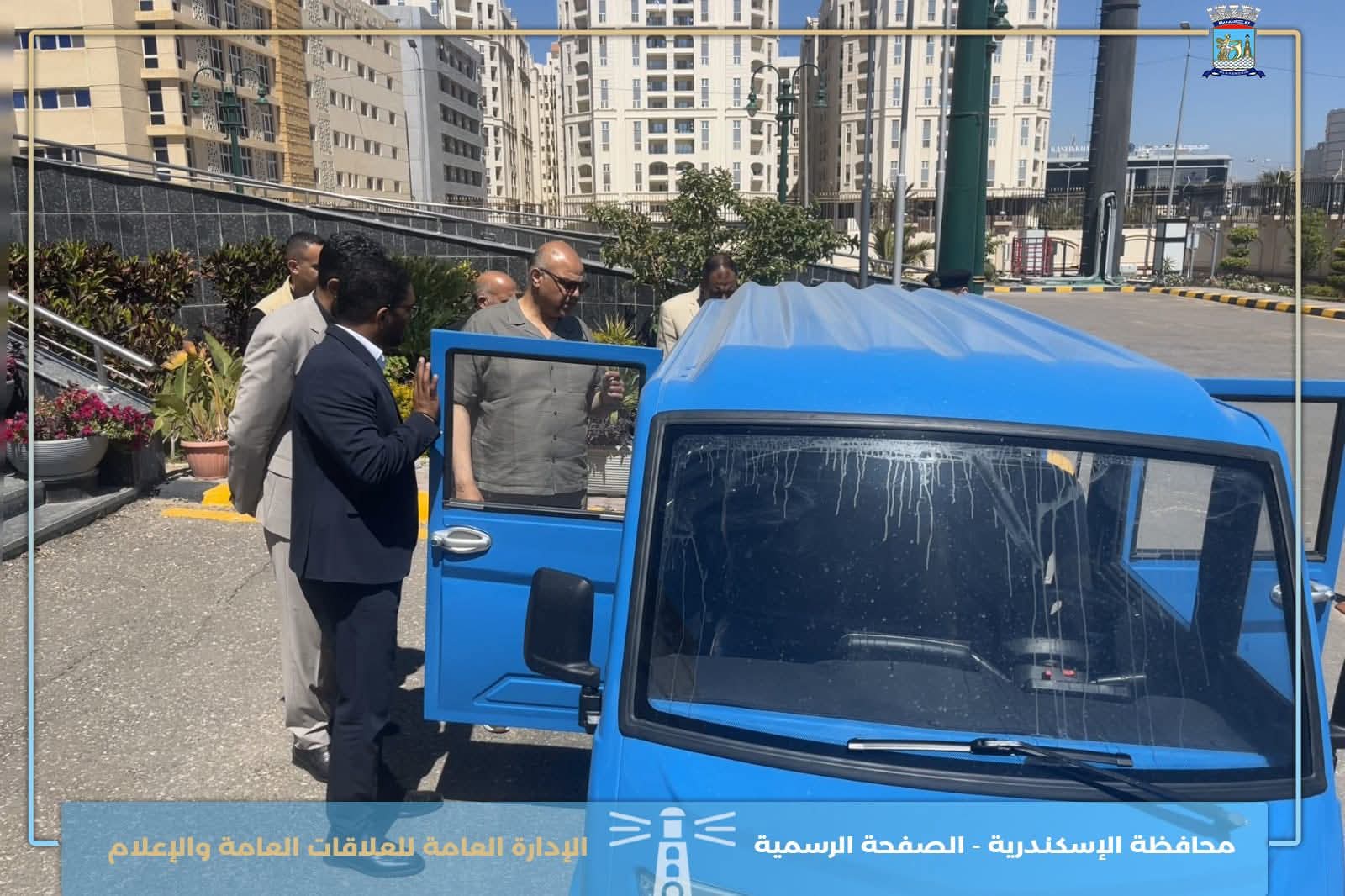 محافظ الإسكندرية يتفقد نموذج السيارة الصديقة للبيئة