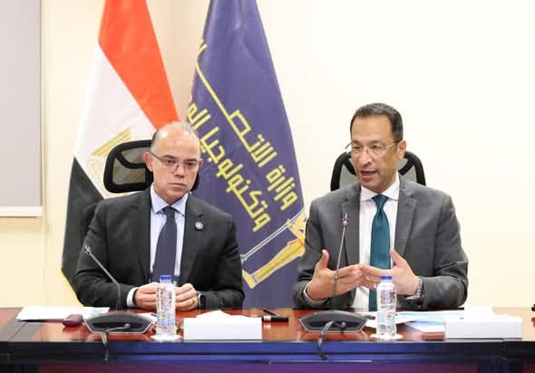 ووزراء الاتصال والاستثمار يشهدون توقيع مذكرة تفاهم لدمج شركات الالكترونيات في برنامج دعم الصادرات