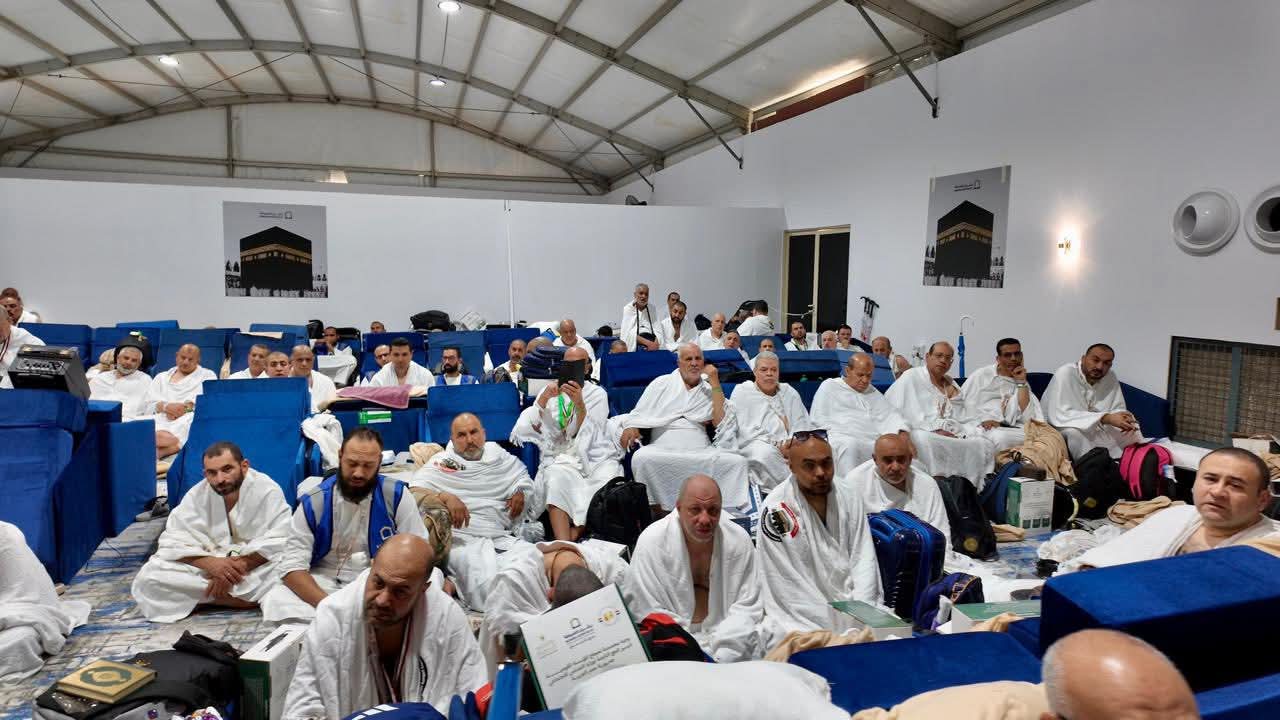 حجاج الجمعيات الأهلية يواصلون أداء المناسك على صعيد عرفات .. والتزام تام بتعليمات البعثة