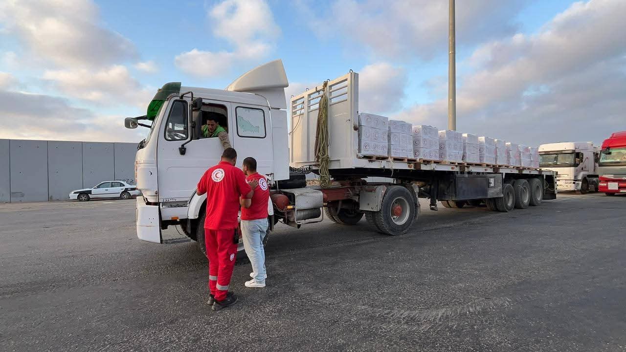 الهلال الأحمر المصري يطلق قافلة «زاد العزة» 204 بحمولة أكثر من 3 آلاف طن من المساعدات للفلسطينيين