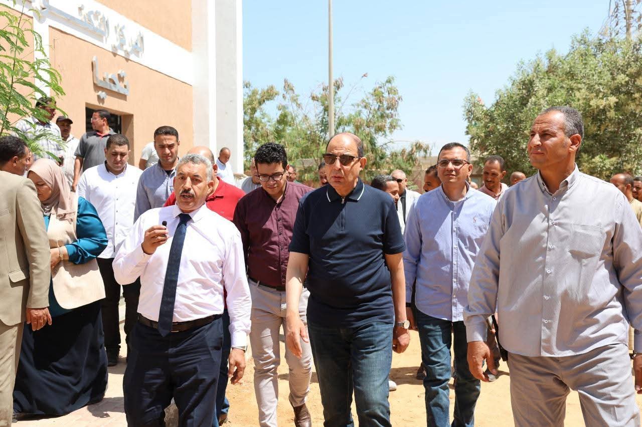 محافظ المنيا يتفقد المجمع الزراعي والوحدة البيطرية بقرية تل بني عمران